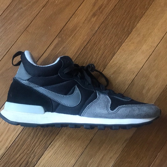 Like new Nike shoes - Picture 2 of 3